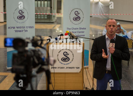 Tel Aviv, Israel. 10. Januar 2014. Ein Journalist berichtet an den Chaim Sheba Medical Center in Tel Hashomer, wo Ariel Sharon, in der Nähe von Tel Aviv, Israel, am 10. Januar 2014 ins Krankenhaus eingeliefert. Der Zustand des ehemaligen israelischen Ministerpräsidenten Ariel Sharon, der seit acht Jahren im Koma und ist in letzter Zeit kritisch Kranken, hat weiter verschlechtert, die Krankenhaus-Sprecher bestätigte gegenüber Xinhua Donnerstag. Bildnachweis: Li Rui/Xinhua/Alamy Live-Nachrichten Stockfoto