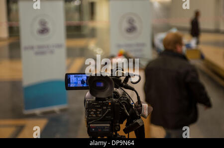 Tel Aviv, Israel. 10. Januar 2014. Eine Video-Kamera macht Aufnahmen bei der Chaim Sheba Medical Center in Tel Hashomer, wo Ariel Sharon, in der Nähe von Tel Aviv, Israel, am 10. Januar 2014 ins Krankenhaus eingeliefert. Der Zustand des ehemaligen israelischen Ministerpräsidenten Ariel Sharon, der seit acht Jahren im Koma und ist in letzter Zeit kritisch Kranken, hat weiter verschlechtert, die Krankenhaus-Sprecher bestätigte gegenüber Xinhua Donnerstag. Bildnachweis: Li Rui/Xinhua/Alamy Live-Nachrichten Stockfoto