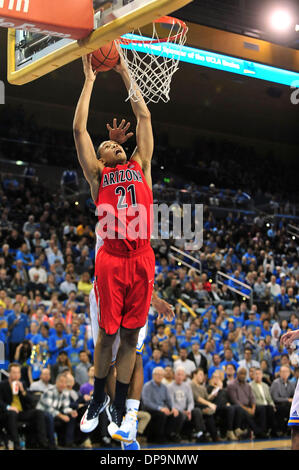 Los Angeles, CA, USA. 9. Januar 2014. Arizona Wildcats Vorwärts Brandon Ashley #21 Punkte in der ersten Hälfte während der College-Basketball-Spiel zwischen den Arizona Wildcats und die UCLA Bruins an Pauley Pavilion in Los Angeles, California.Louis Lopez/CSM/Alamy Live News Stockfoto