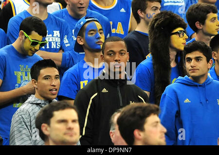 Los Angeles, CA, USA. 9. Januar 2014. UCLA Bruins Quarterback Brett Hundley besucht das College-Basketball-Spiel zwischen den Arizona Wildcats und die UCLA Bruins an Pauley Pavilion in Los Angeles, California.Louis Lopez/CSM/Alamy Live News Stockfoto