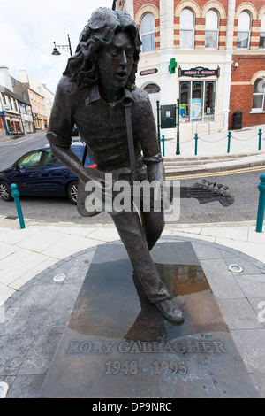 Eine Statue zum Gedenken an den legendären Gitarristen Rory Gallagher im Zentrum von Ballyshannon, Donegal Stockfoto