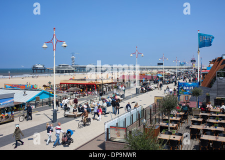 Cafés, Restaurants, Clubs entlang der Promenade von Scheveningen Strand an der Nordsee in den Haag, Holland, Niederlande. Stockfoto