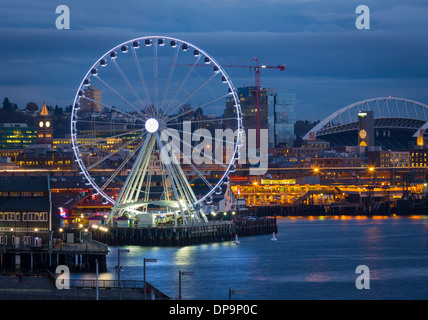 Seattles Riesenrad Riesenrad gegen Skyline der Stadt Stockfoto