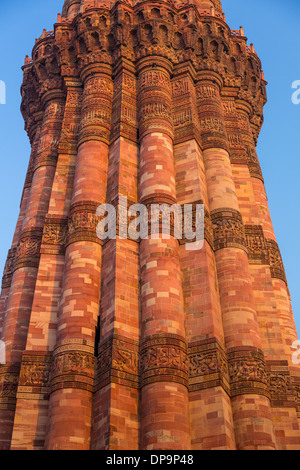 Qutub Minar (The Qutub Tower), auch bekannt als Qutb Minar und Qutab Minar, ist die höchste minar (73 m) in Indien Stockfoto