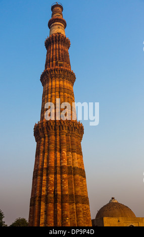 Qutub Minar (The Qutub Tower), auch bekannt als Qutb Minar und Qutab Minar, ist die höchste minar (73 m) in Indien Stockfoto