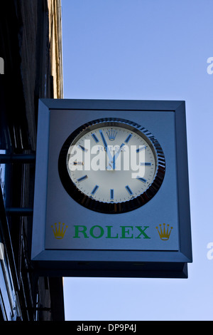 Eine ROLEX Uhr Ladenschild zeigt, dass das mal drei Minuten, um eine am Nachmittag in Dundee, Großbritannien Stockfoto