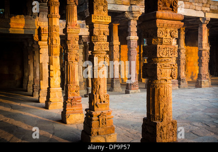 Qutub Minar (The Qutub Tower), auch bekannt als Qutb Minar und Qutab Minar, ist die höchste minar (73 m) in Indien Stockfoto