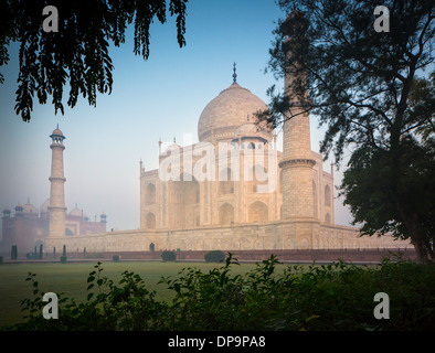 Das Taj Mahal ist ein weißer Marmor-Mausoleum befindet sich in Agra, Uttar Pradesh, Indien Stockfoto