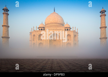 Das Taj Mahal ist ein weißer Marmor-Mausoleum befindet sich in Agra, Uttar Pradesh, Indien Stockfoto