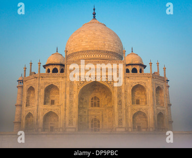 Das Taj Mahal ist ein weißer Marmor-Mausoleum befindet sich in Agra, Uttar Pradesh, Indien Stockfoto