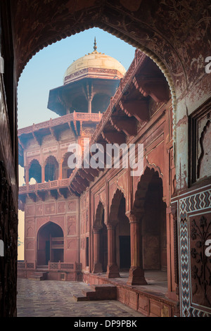 Das Taj Mahal ist ein weißer Marmor-Mausoleum befindet sich in Agra, Uttar Pradesh, Indien Stockfoto