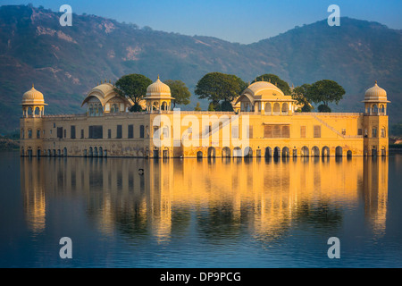 JAL Mahal (Bedeutung "Wasser Palast") ist ein Palast in der Mitte der Mensch Sagar See in Jaipur, Indien Stockfoto