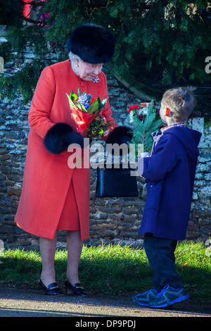 HM Königin Elizabeth II. besucht die Königsfamilie Service in Sandringham am Weihnachtstag 2013 Stockfoto