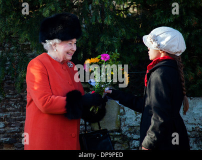 HM Königin Elizabeth II. besucht die Königsfamilie Service in Sandringham am Weihnachtstag 2013 Stockfoto