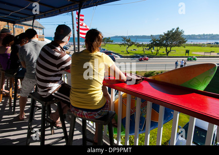 Gäste auf dem Balkon von der Bar Flo Clam Shack ist ein berühmtes Restaurant und Bar mit Blick auf zweite Strand in Middletown, RI Stockfoto