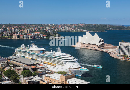 Hafen von Sydney mit einem Kreuzfahrtschiff im Hafen angedockt, Australien Stockfoto