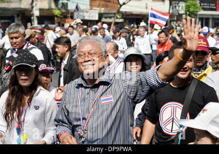 Bangkok, Thailand.9th Januar 2014.Thai protestieren Führer Suthep Thaugsuban (C) Lächeln, als er einen Protestmarsch durch die Straßen von Bangkok am 9. Januar 2014 führt. Fast 15.000 Polizisten und Soldaten in der thailändischen Hauptstadt nächste Woche für das geplante "Herunterfahren" von Bangkok durch Demonstranten versucht, den Sturz der Regierung bereitgestellt werden, sagten Beamte. Stockfoto