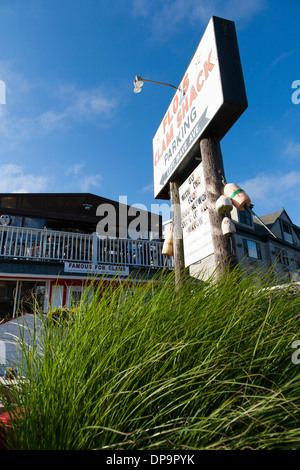 Ein Zeichen für Flos Clam Shack ist ein berühmtes Restaurant und Bar mit Blick auf zweiten Strand in Middletown, RI in der Nähe der Stadt Newport Stockfoto