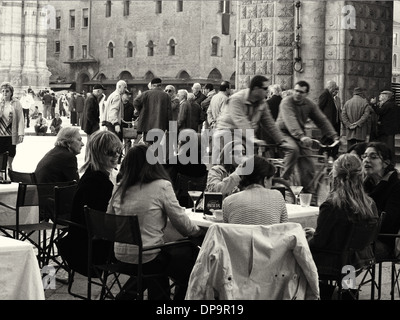 Café im Freien Szene in Piazza Maggiore, Bologna. Stockfoto