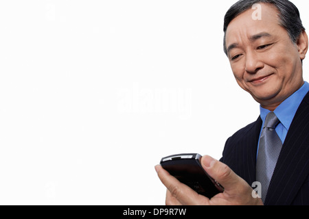 Lächelnde Geschäftsmann mit Handy auf weißem Hintergrund Stockfoto