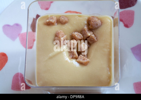 Tesco feinste sticky Toffee Desserts mit Yorkshire fudge Stücke Satz auf Teller mit Herzen auf Stockfoto