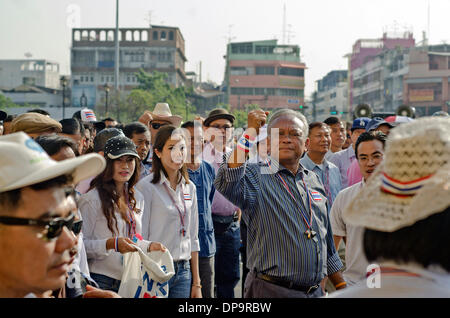 Bangkok, Thailand.9th Januar 2013. Thai Protest Führer Suthep Thaugsuban (C) holt seine Faust, als er einen Protestmarsch durch die Straßen von Bangkok am 9. Januar 2014 führt. Fast 15.000 Polizisten und Soldaten in der thailändischen Hauptstadt nächste Woche für das geplante "Herunterfahren" von Bangkok durch Demonstranten versucht, den Sturz der Regierung bereitgestellt werden, sagten Beamte. Stockfoto