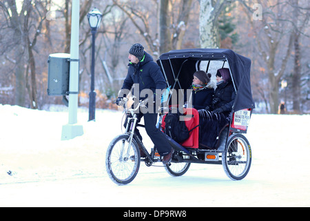 Eine Fahrradrikscha im Schnee Stockfoto