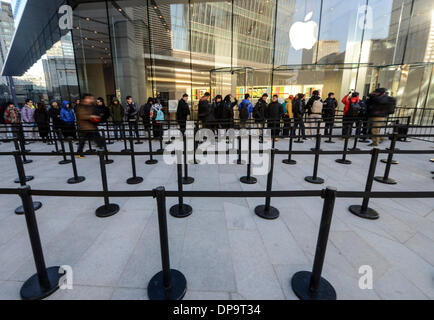 Peking, China. 10. Januar 2014. Kunden warten, geben Sie den neuen Apple Store in einem Hochhaus der China Central Place auf Dawang Straße in Peking, Hauptstadt von China, 10. Januar 2014. Apples vierten Store in Peking eröffnet am Freitag. Bildnachweis: Qi Heng/Xinhua/Alamy Live-Nachrichten Stockfoto