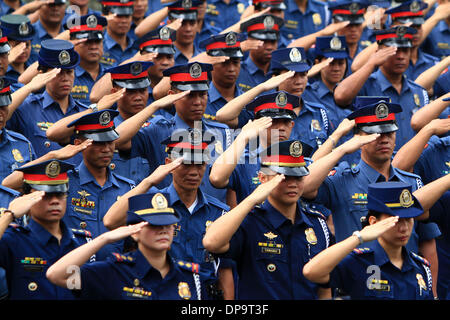 Quezon City, Philippinen. 10. Januar 2014. Aufsteiger Polizisten und Polizistinnen der Philippine National Police (PNP) statt ihren Eid während das Anlegen der Reihen im Camp Crame in Quezon City, Philippinen, 10. Januar 2014. Eine Gesamtmenge von 11.093 Offiziere der PNP wurden ernannt, um höhere Ränge auf den Philippinen. Bildnachweis: Rouelle Umali/Xinhua/Alamy Live-Nachrichten Stockfoto