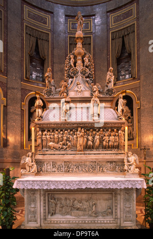 Arca di San Domenico von Nicola Pisano (1265), mit Kerzen von Michelangelo in der Basilica di San Domenico in Bologna. Stockfoto