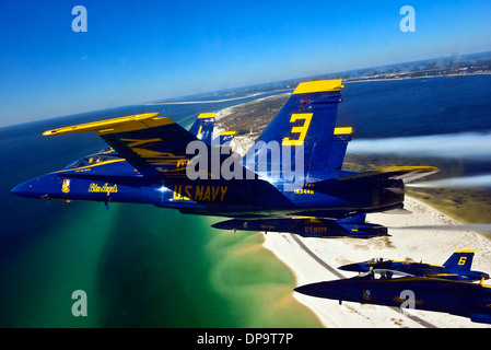 Piloten der US Navy Blue Angels fliegen in einer Delta-Formation während eines Trainingsflug Stockfoto