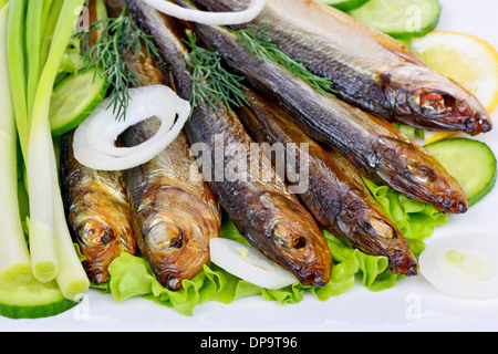 Geräucherter Fisch, Salat und Zwiebeln Stockfoto