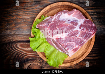 Rohes Schweinefleisch auf Holzbrett Stockfoto