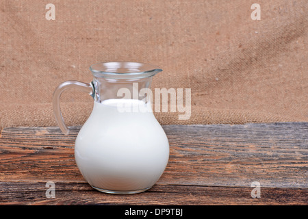 Glaskanne und Glas mit Milch Stockfoto