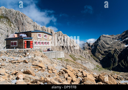 Zuflucht des Sarradets (Refuge De La Breche de Roland, 2, 587m) in den französischen Pyrenäen in der Nähe der Cirque de Gavarnie Stockfoto