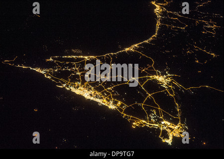 Dubai-Sharjah-Ajman und Abu Dhabi in der Nacht, Vereinigte Arabische Emirate Stockfoto