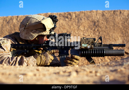 US-Schütze mit dem 1. Bataillon, 9. Marine Regiment, bei einem Feuergefecht mit Aufständischen, Afghanistan Stockfoto