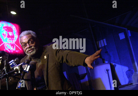 Der Poet Laureate of New Jersey, Amiri Baraka verteidigt und liest sein Gedicht "Jemand Blew Up America" in New York Stockfoto