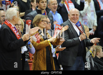 München, Deutschland. 9. Januar 2014. Ehemaligen bayerischen Ministerpräsidenten Edmund Stoiber (L-R) und seine Frau Karin, BayWa CEO Klaus Josef Lutz und Fußball Manager Dieter Hoeneß während der Basketball-Euroleague-Gruppe F-match zwischen FC Bayern München und Partizan Belgrad im Audi Dome in München, Deutschland, 9. Januar 2014. Foto: Andreas Gebert/Dpa/Alamy Live-Nachrichten Stockfoto