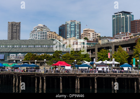 Zelte auf dem Pier für ein Festival Hafen von Seattle Waterfront Park.  Seattle, Washington Stockfoto