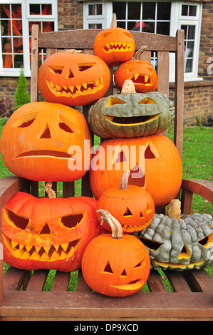 Ein Haufen von zehn Halloween Jack-o-Laternen. Stockfoto