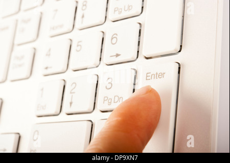 drücken die Enter-Taste auf einer Tastatur Stockfoto