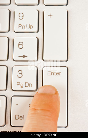 drücken die Enter-Taste auf einer Tastatur Stockfoto