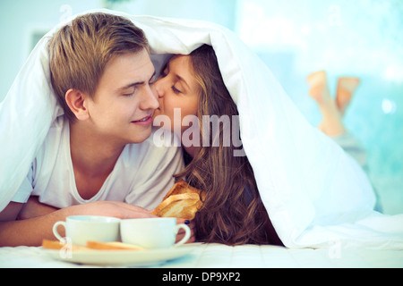 Paar genießt einander beim Frühstück im Bett Stockfoto