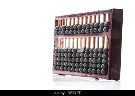 Alte hölzerne Abacus auf weißem Hintergrund Stockfoto