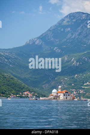 Bucht von Kotor, Montenegro. Berge und kleine Insel mit alten Kirche Stockfoto