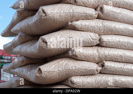 Haufen von Stapeln von Kiefer Pellets - stock Bild Stockfoto