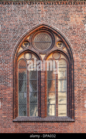 Gotische Fenster in roten Backsteinmauer von Dom, Riga, Lettland