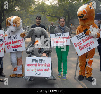 Neu-Delhi, Indien. 10. Januar 2014. Mitglieder der "Leute für die ethische Behandlung der Tiere (PETA) Teilnahme an einer Demonstration zur Unterstützung ihrer Forderungen, die Verwendung von Tieren in Zirkussen in New Delhi, der Hauptstadt von Indien, am 10. Januar 2014 zu verbieten. Bildnachweis: Partha Sarkar/Xinhua/Alamy Live-Nachrichten Stockfoto