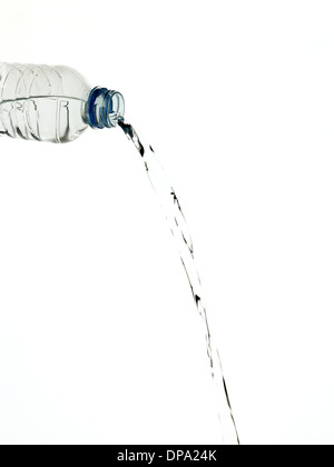 Wasser aus Kunststoff-Flasche gießen Stockfoto